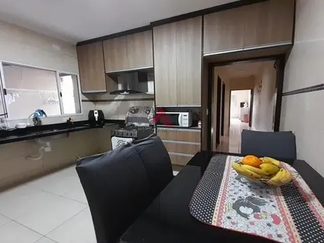 Imagem: A casa possui 4 Dormitórios, 1 Suíte, 3 Banheiros, 2