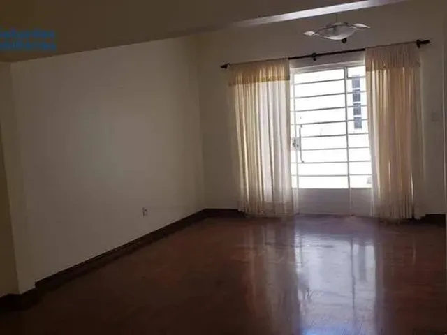Imagem: A casa possui 5 Dormitórios, 3 Banheiros, 4 Vagas na