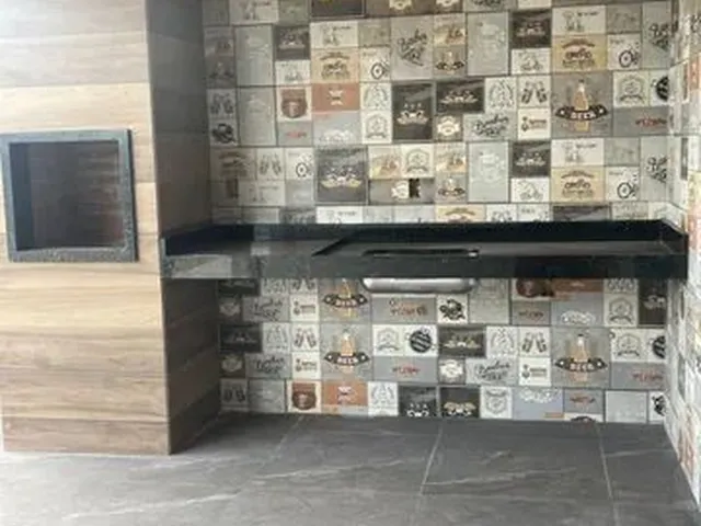 Imagem: A casa possui 2 Dormitórios, 1 Suíte, 3 Banheiros, 3