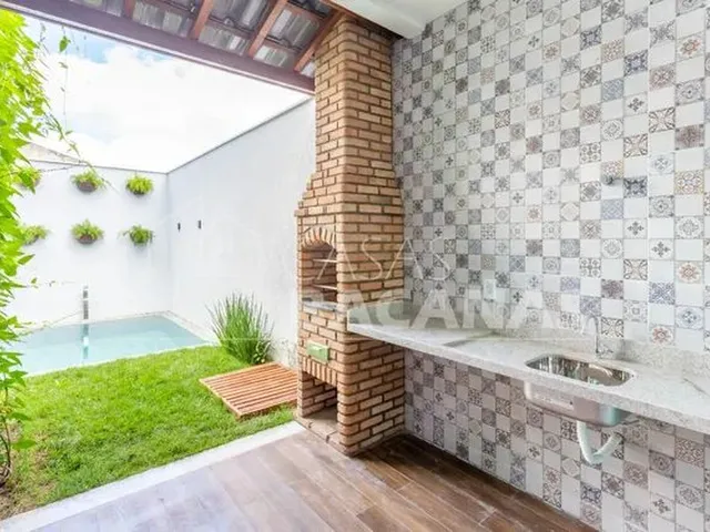 Imagem: A casa possui 3 Dormitórios, 3 Suítes, 4 Banheiros, 2