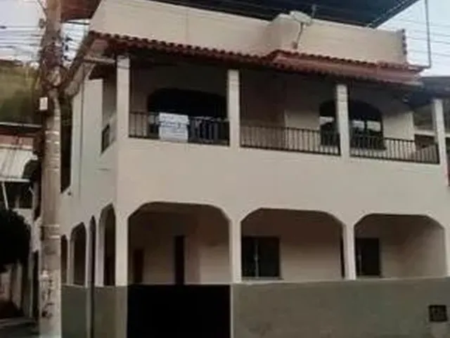 Imagem: A casa possui 2 Dormitórios, 1 Banheiro, 2 Vagas na