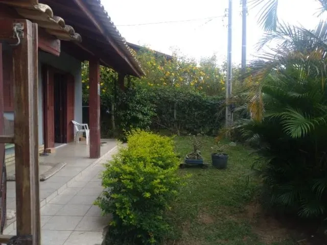 Imagem: A casa possui 3 Dormitórios, 2 Banheiros, 3 Vagas na