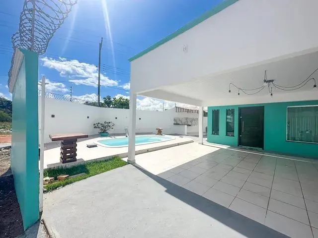 Imagem 3: Linda Casa de Esquina com 3 Dormitórios Sendo 1 Suíte = Apta a Financiamento