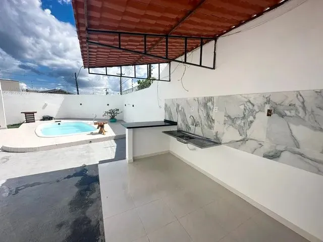 Imagem 7: Linda Casa de Esquina com 3 Dormitórios Sendo 1 Suíte = Apta a Financiamento