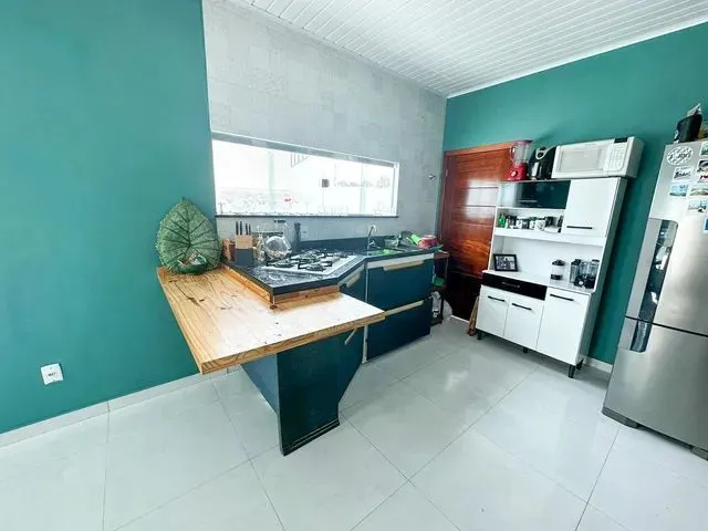 Imagem 4: Linda Casa de Esquina com 3 Dormitórios Sendo 1 Suíte = Apta a Financiamento