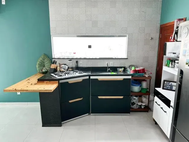 Imagem 2: Linda Casa de Esquina com 3 Dormitórios Sendo 1 Suíte = Apta a Financiamento