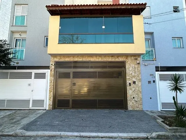 Imagem: A casa possui 3 Dormitórios, 3 Banheiros, 4 Vagas na