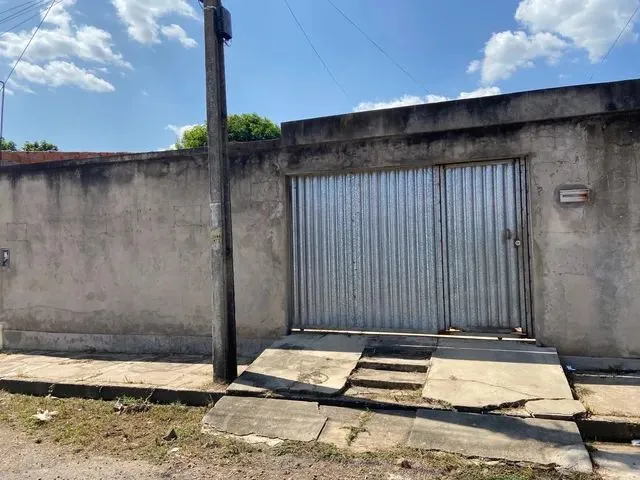 Imagem: A casa possui 2 Dormitórios, 2 Banheiros, 2 Vagas na