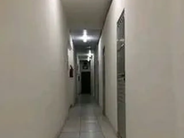 Imagem: O quarto possui 2 Banheiros e está localizado em