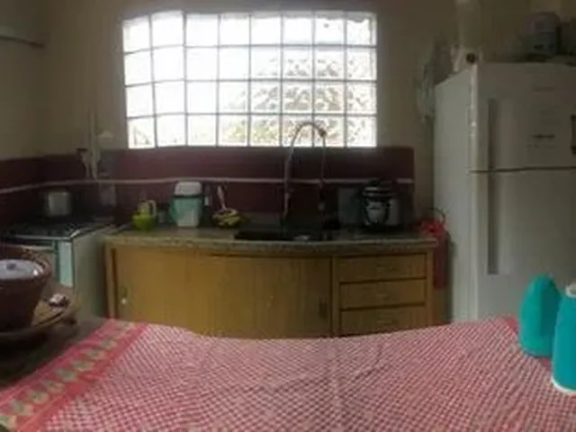 Imagem: A casa possui 3 Dormitórios, 2 Banheiros, 5 Vagas na