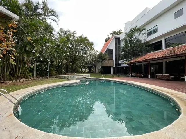 Imagem: A casa em condomínio possui 5 Dormitórios, 8 Suítes, 5
