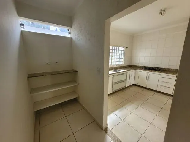 Imagem 8: Casa para Aluguel Possui 202 M2 com 05 Quartos no Bairro Cidade Jardim - Uberlândia - Mg