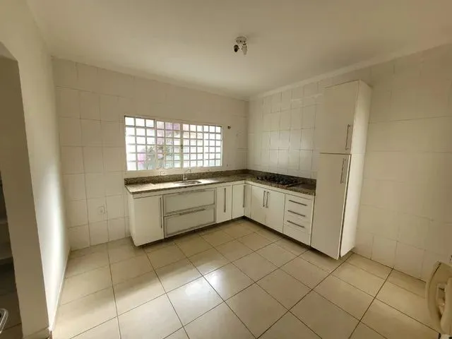 Imagem 2: Casa para Aluguel Possui 202 M2 com 05 Quartos no Bairro Cidade Jardim - Uberlândia - Mg