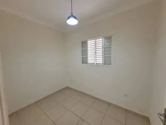 Imagem 11: Casa para Aluguel Possui 202 M2 com 05 Quartos no Bairro Cidade Jardim - Uberlândia - Mg