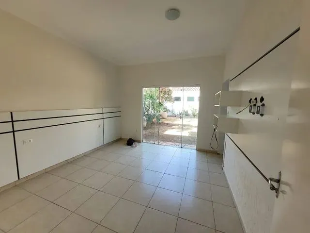 Imagem 10: Casa para Aluguel Possui 202 M2 com 05 Quartos no Bairro Cidade Jardim - Uberlândia - Mg