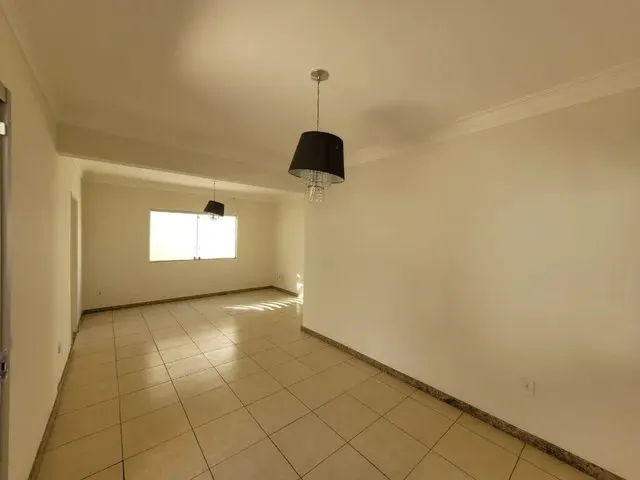 Imagem 9: Casa para Aluguel Possui 202 M2 com 05 Quartos no Bairro Cidade Jardim - Uberlândia - Mg