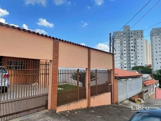 Imagem: A casa possui 3 Dormitórios, 3 Banheiros, 2 Vagas na