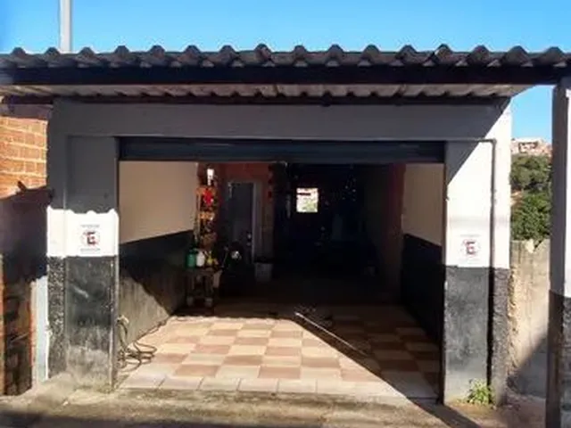 Imagem: A casa possui 5 Dormitórios, 5 Banheiros, 3 Vagas na