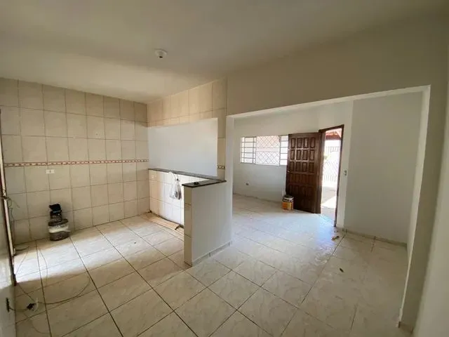 Imagem 2: Alugo - Casa com 4 Quartos no Milton Gavetti