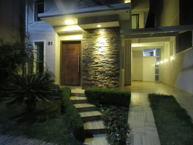 Imagem: A casa em condomínio possui 3 Dormitórios, 3 Banheiros, 2