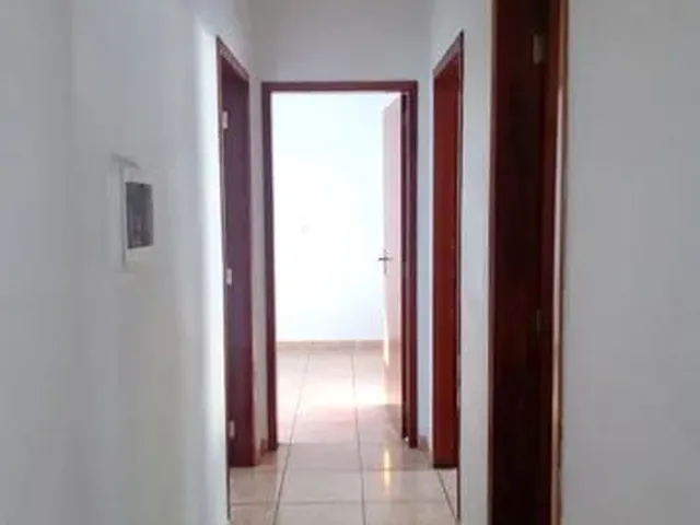 Imagem: A casa possui 3 Dormitórios, 2 Banheiros, 2 Vagas na