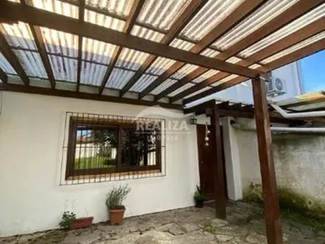 Imagem: A casa possui 2 Dormitórios, 1 Suíte, 2 Banheiros, 1 Vaga