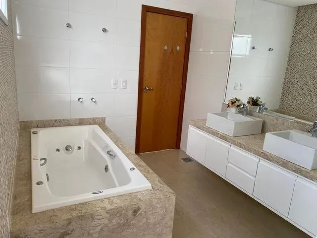 Imagem 2: Casa (Em Condomínio), com 3 Quartos e 4 Banheiros À Venda, 320 M² em Uberlândia/Mg