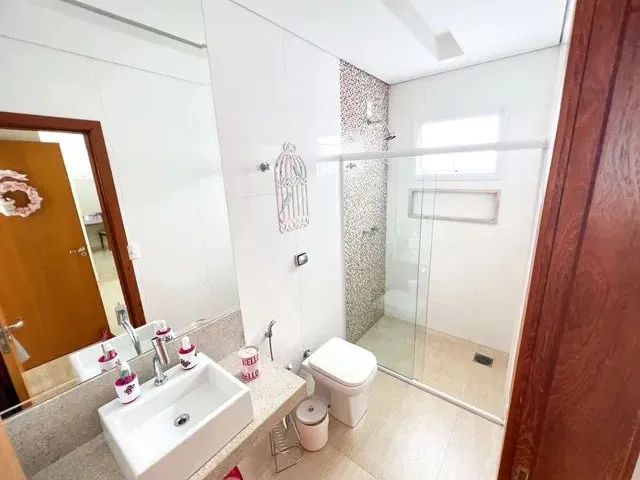 Imagem 11: Casa (Em Condomínio), com 3 Quartos e 4 Banheiros À Venda, 320 M² em Uberlândia/Mg