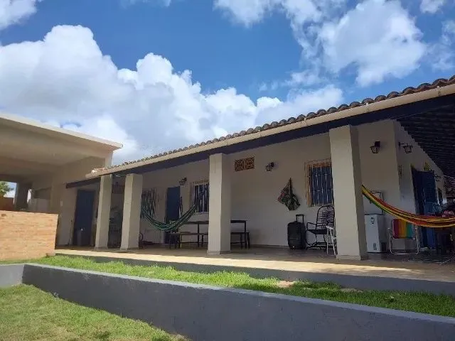Imagem: A casa possui 4 Dormitórios, 4 Banheiros, 5 Vagas na