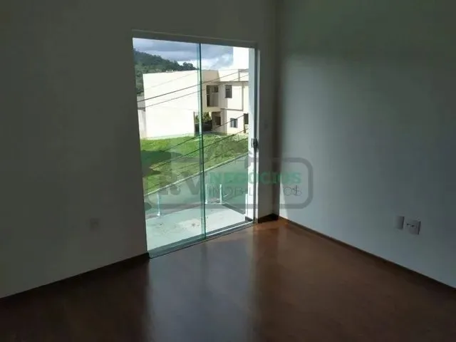 Imagem 3: )(- Casa de Alto Padrão com 3 Quartos em Condomínio Nova Gramado em Bairro Grama