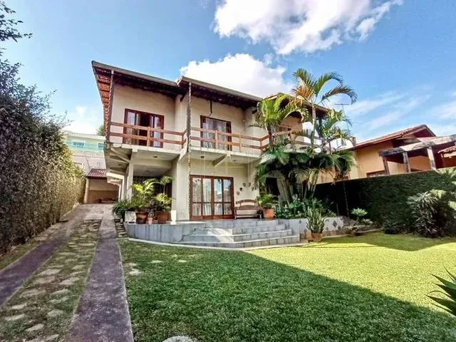 Imagem: A casa possui 4 Dormitórios, 4 Banheiros, 3 Vagas na