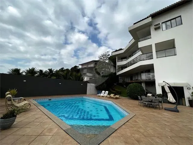 Imagem 1: Casa com 8 Quartos na Praia do Morro Á Venda