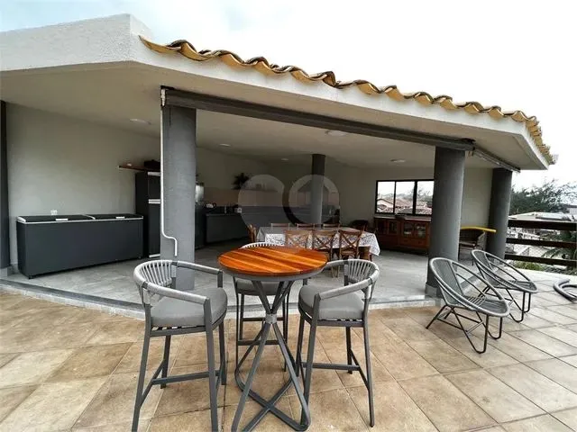 Imagem 8: Casa com 8 Quartos na Praia do Morro Á Venda