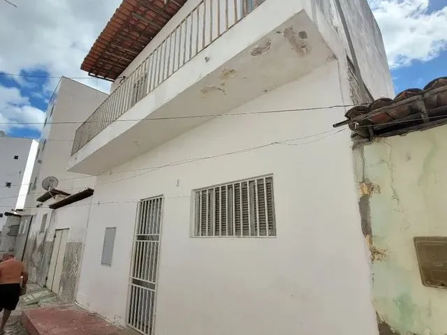 Imagem: A casa possui 2 Dormitórios, 2 Banheiros e está