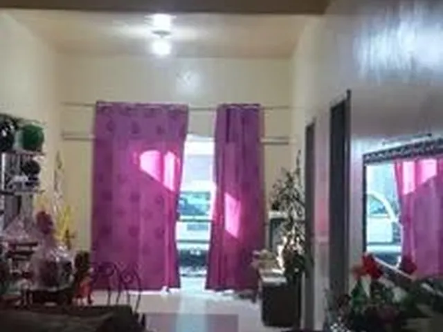Imagem: A casa possui 3 Dormitórios, 3 Suítes, 1 Banheiro, 1 Vaga