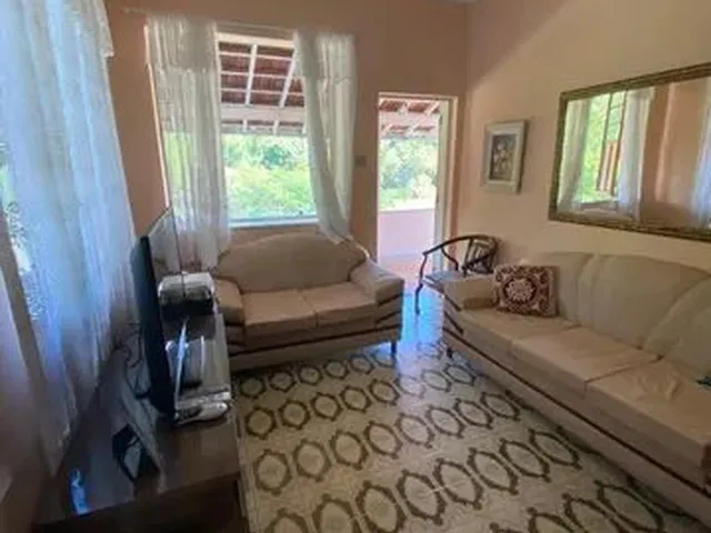 Imagem: A casa possui 4 Dormitórios, 3 Banheiros, 200m² de Área