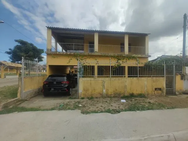 Imagem: A casa possui 4 Dormitórios, 1 Banheiro, 2 Vagas na