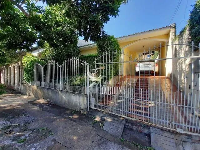 Imagem: A casa possui 3 Dormitórios, 1 Suíte, 2 Banheiros, 250m²