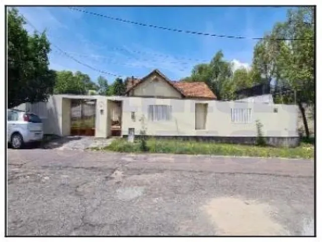 Imagem: Casa,1Sala,3Quartos,1Cozinha,1Vaga,1Varanda/Sacada,1Banheiro,1B.empregada,1Dce