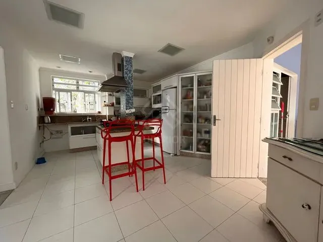 Imagem 15: Casa Averbada de 3 Andares na Praia de Cabeçudas com 3 Dormitórios, Sendo 1 Suíte Com