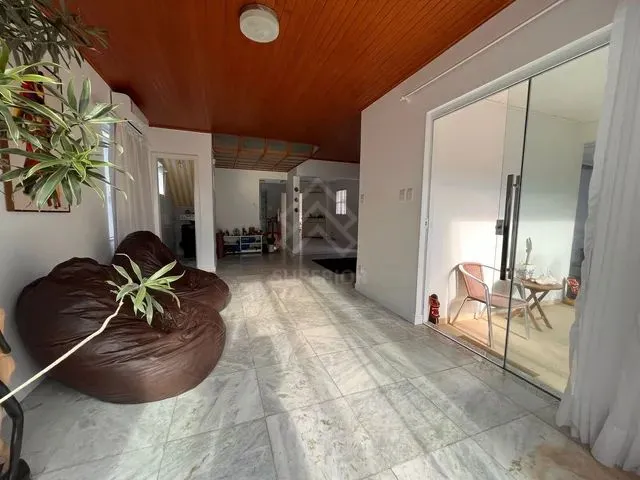 Imagem 2: Casa Averbada de 3 Andares na Praia de Cabeçudas com 3 Dormitórios, Sendo 1 Suíte Com
