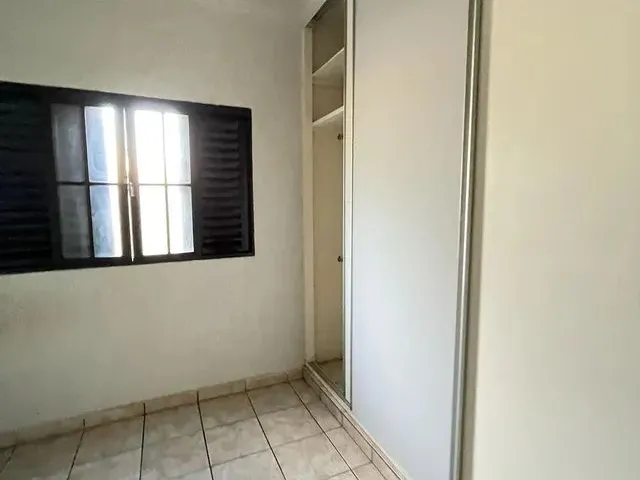 Imagem: A casa possui 3 Dormitórios, 2 Banheiros, 4 Vagas na