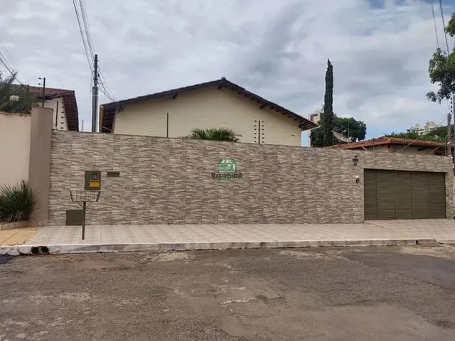 Imagem: A casa possui 3 Dormitórios, 1 Suíte, 2 Banheiros, 4