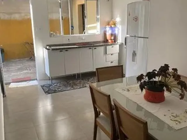 Imagem: A casa possui 3 Dormitórios, 1 Banheiro, 3 Vagas na