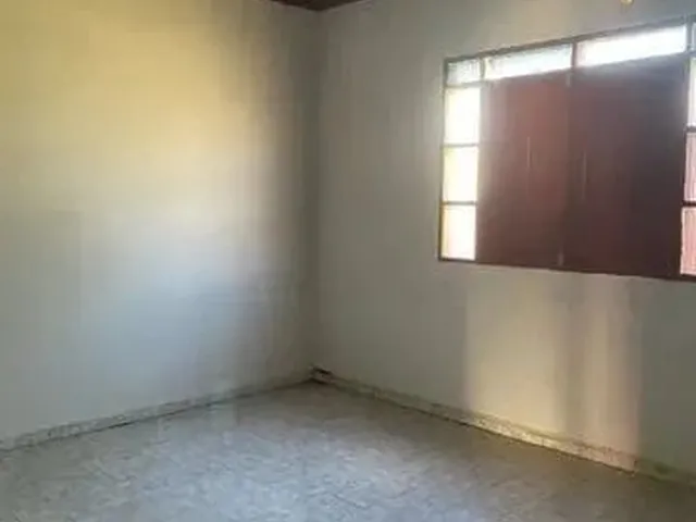 Imagem: A casa possui 3 Dormitórios, 1 Banheiro e está localizado