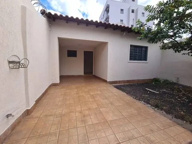 Imagem: A casa possui 2 Dormitórios, 2 Banheiros, 3 Vagas na