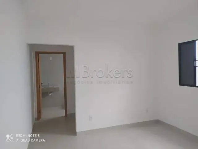 Imagem: A casa possui 3 Dormitórios, 1 Suíte, 3 Banheiros, 2