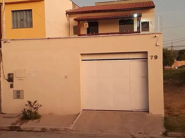 Imagem: A casa possui 3 Dormitórios, 2 Banheiros, 1 Vaga na