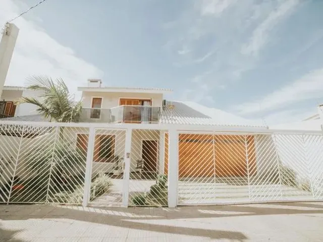 Imagem: A casa possui 3 Dormitórios, 1 Suíte, 2 Banheiros, 2