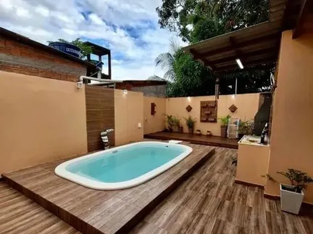 Imagem: A casa possui 2 Dormitórios, 1 Suíte, 2 Banheiros, 2